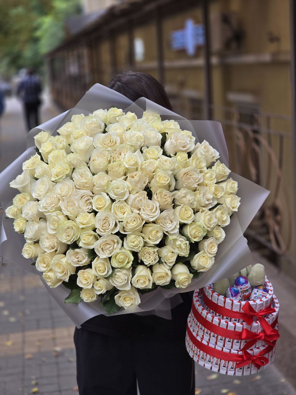 Букет из 101 розы + торт из киндеров