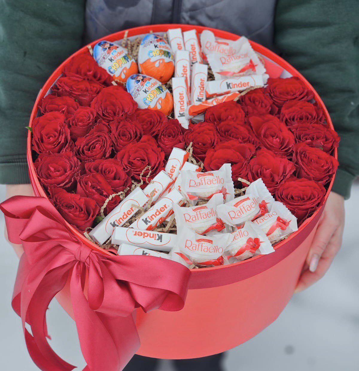 Корзинка "розы + киндер"